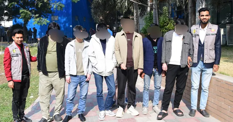 গ্রেপ্তার প্রতারক চক্রের সদস্যরা